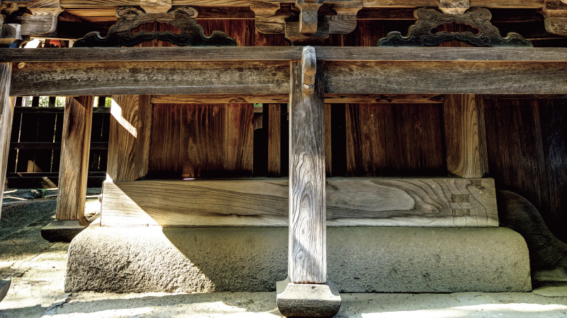 カートピア 鬼石神社本殿の床下にある石 | SUBARU