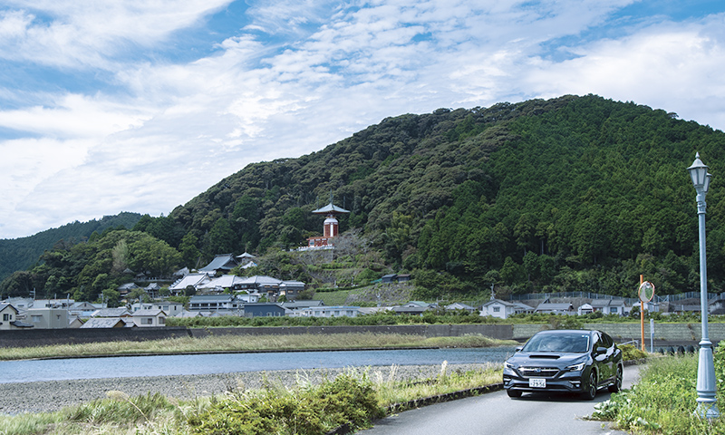 カートピア 美波町を流れる日和佐川沿いを走るレヴォーグ | SUBARU