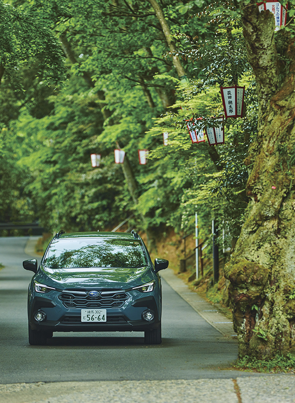 カートピア 新緑が生い茂る道を走るクロストレック | SUBARU