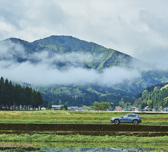 カートピア 福井県今立郡池田町の田園地帯を走るクロストレック | SUBARU