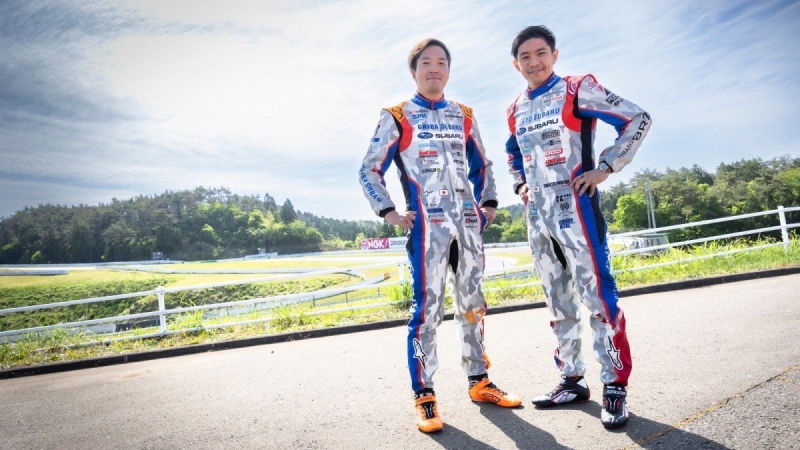 カートピア 2024年シーズンのレーシングスーツを着た久保凜太郎選手と井口卓人選手 | SUBARU