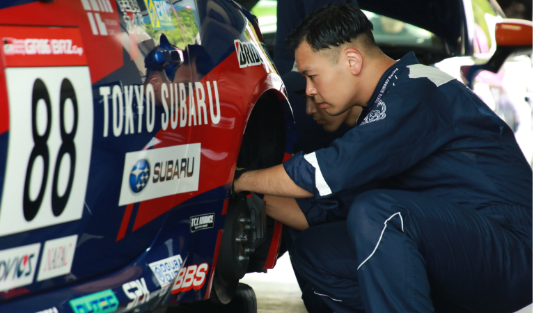 カートピア レース前に作業を行うメカニックの様子 | SUBARU