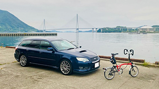 カートピア 瀬戸内海の港にレガシィと自転車を並べた写真 | SUBARU