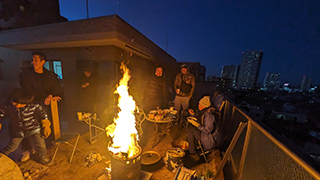 カートピア 複数人で焚き火を囲んでキャンプをする様子 | SUBARU