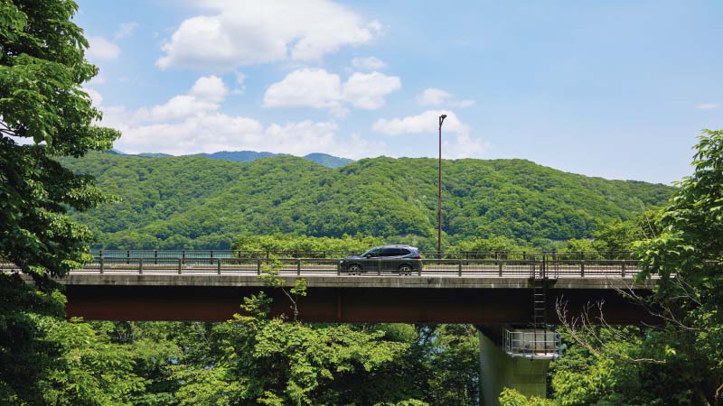 カートピア 桧原湖の湖畔の道を走るフォレスター | SUBARU