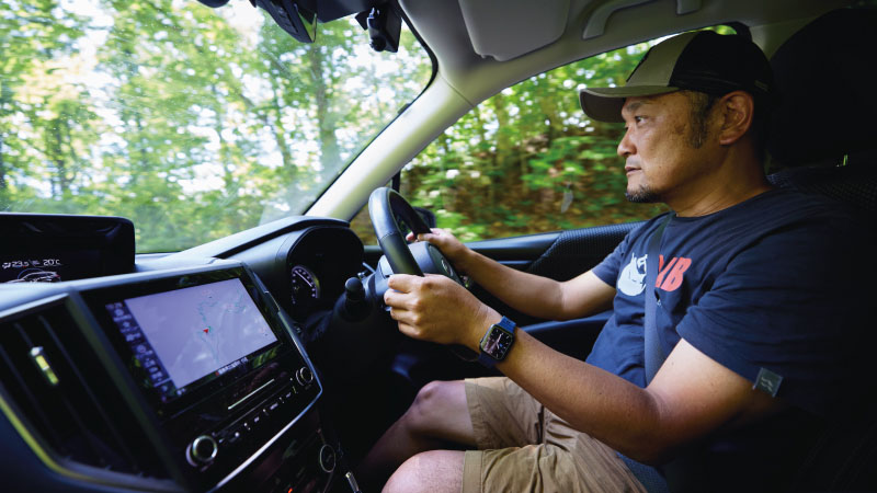 カートピア フォレスターのステアリングを握る山田真人さん | SUBARU