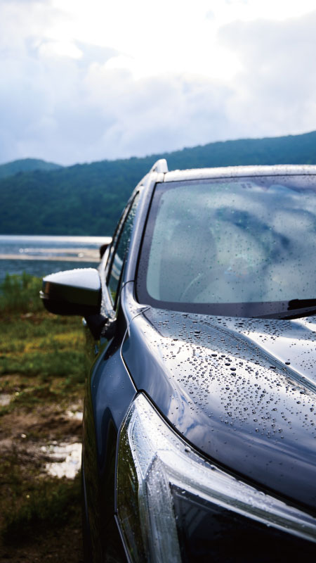 カートピア ボディが雨で濡れているフォレスターのフロント部分 | SUBARU