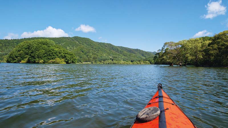 カートピア カヤックに乗っている目線から見た桧原湖や山々の様子 | SUBARU