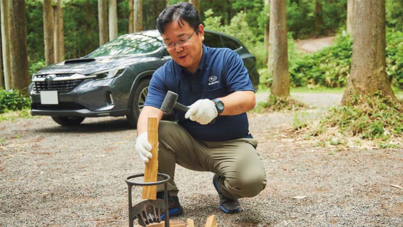 カートピア 焚き火に使う薪を割る齋藤茂さん | SUBARU