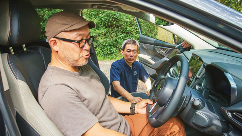 カートピア レイバックの運転席に座る寒川さん。助手席側から説明をしている中野さん | SUBARU