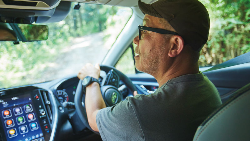 カートピア レイバックを運転する寒川さん | SUBARU