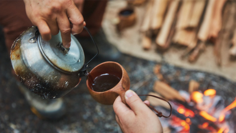 カートピア やかんからコーヒーをカップに注ぐ | SUBARU