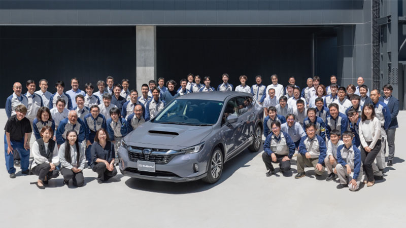 カートピア レヴォーグ レイバックと株式会社SUBARU 群馬製作所本工場の皆さんの集合写真 | SUBARU