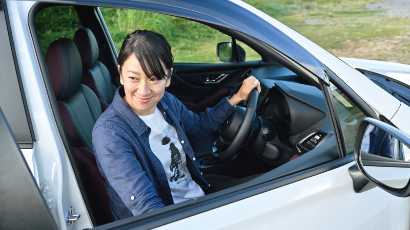 カートピア フォレスターの運転席に乗り込みハンドルを握る、モータージャーナリストの藤島知子さん | SUBARU