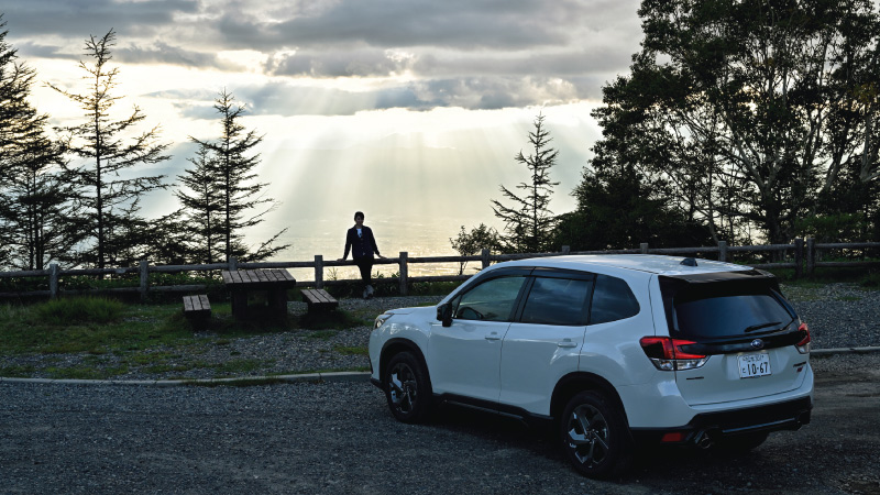 カートピア フォレスターを降りて思い出の丘で夕陽を眺める | SUBARU