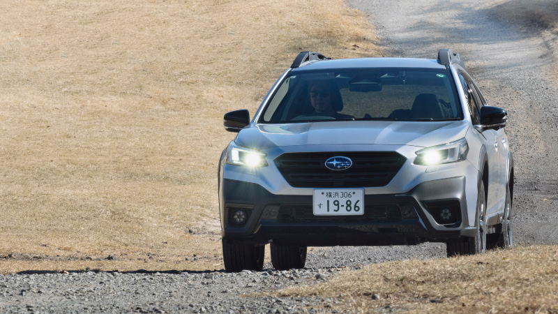 カートピア 砂利道を走行するレガシィ アウトバック。 | SUBARU