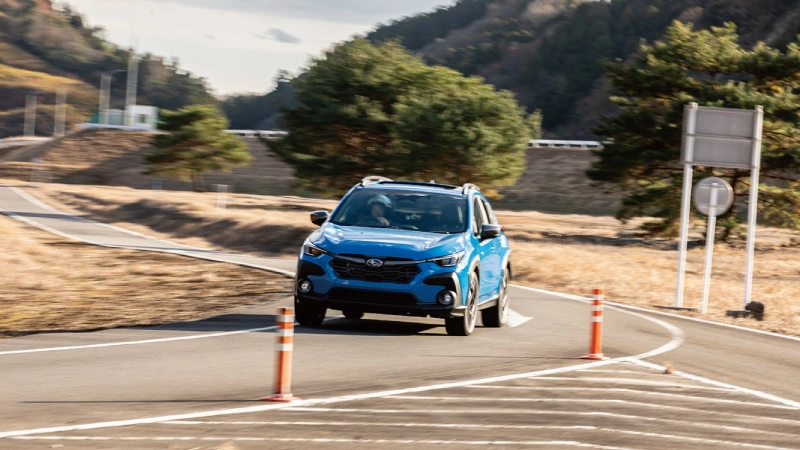 カートピア テストコースを走るオアシスブルーのクロストレック。 | SUBARU